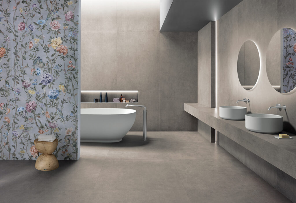 Salle de bain avec baignoire et double vasque, avec sol et revêtement mural en grès cérame effet béton