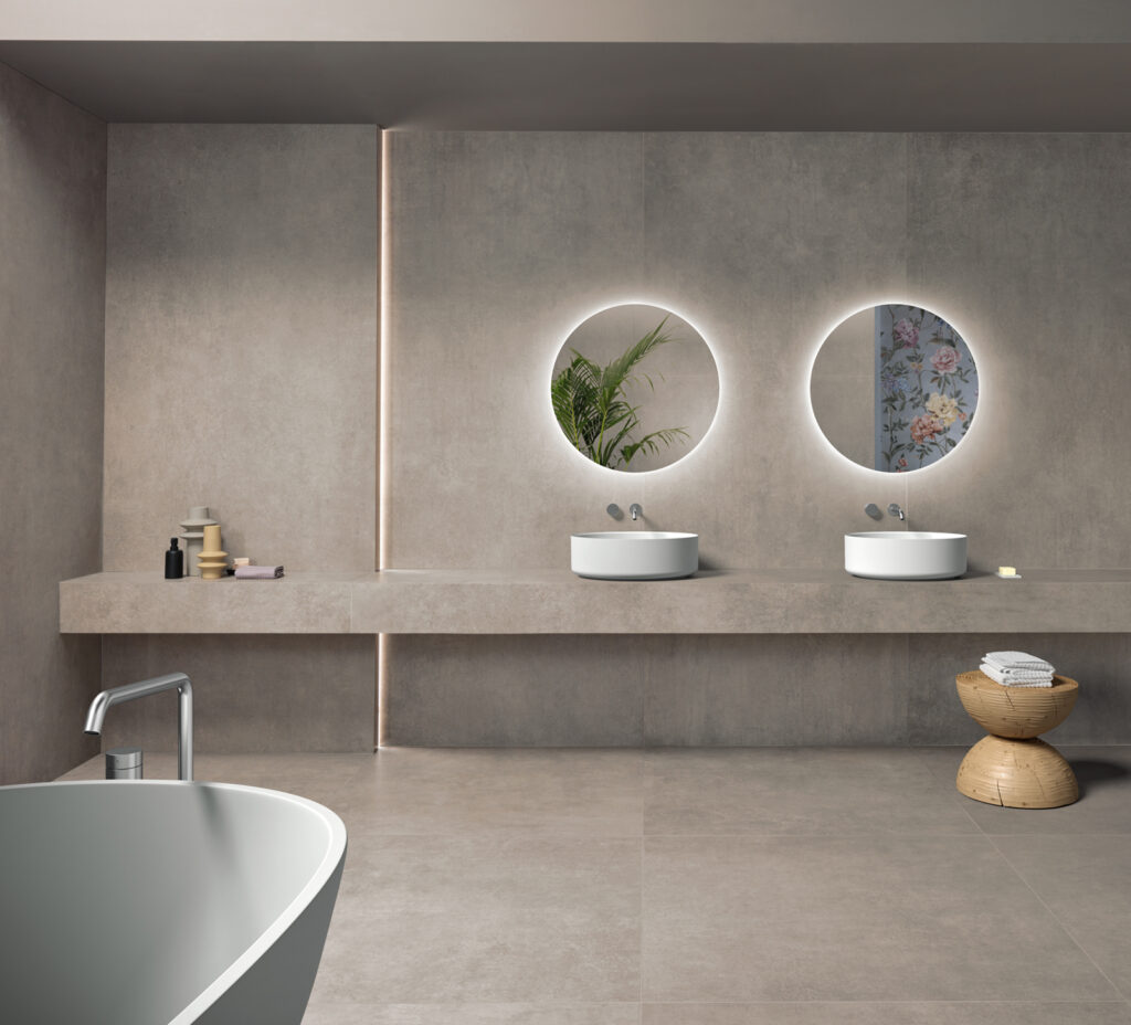 Salle de bain minimaliste revêtue de grès cérame effet ciment gris chaud