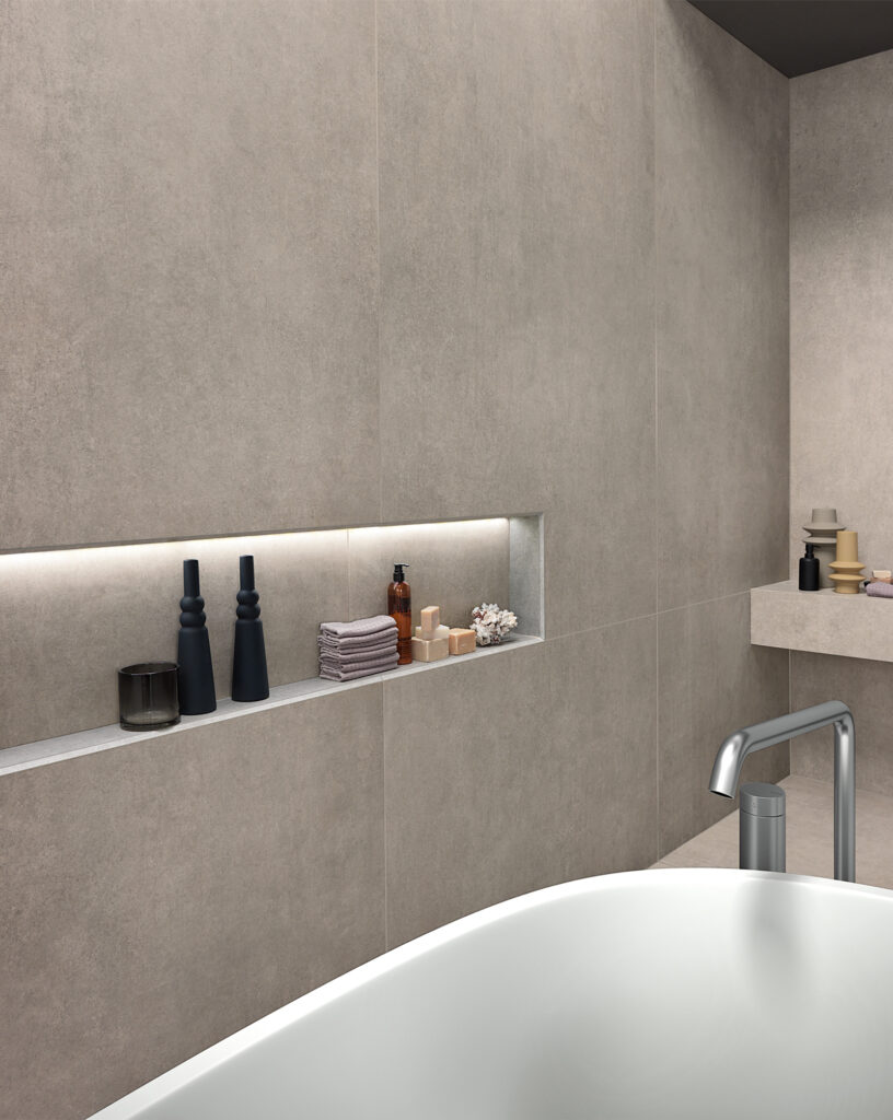 Niche murale de salle de bain avec éléments d'aménagement intégrés, revêtue en grès cérame effet béton gris