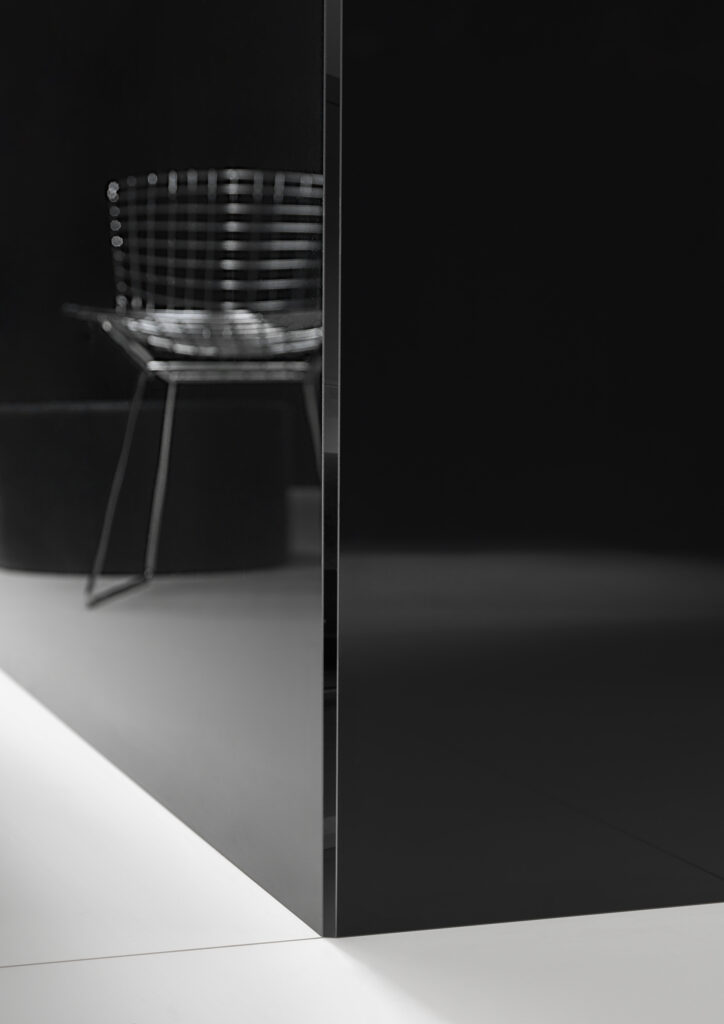 Détail finition polie, carreau en grès cérame pleine masse noir