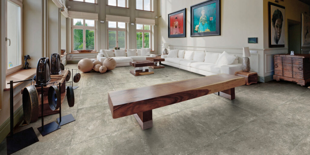 Espace de vie avec éléments d’ameublement, tableaux et sol en grès cérame effet pierre