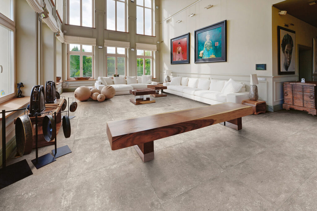 living con elementi di arredo, quadri e pavimento in gres effetto pietra