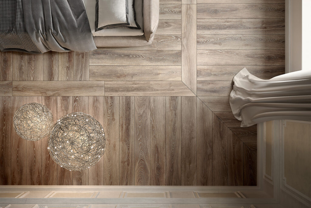 pose d'un revêtement de sol en grès cérame effet bois foncé.