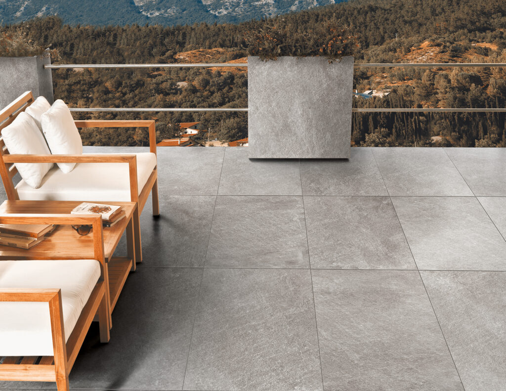 Terrasse extérieure et jardinière en grès cérame effet pierre grise