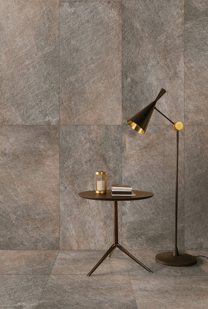 Mur et sol en grès cérame effet pierre marron