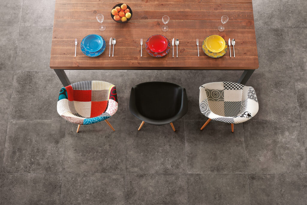 Table dressée avec chaises, sol en grès cérame effet pierre