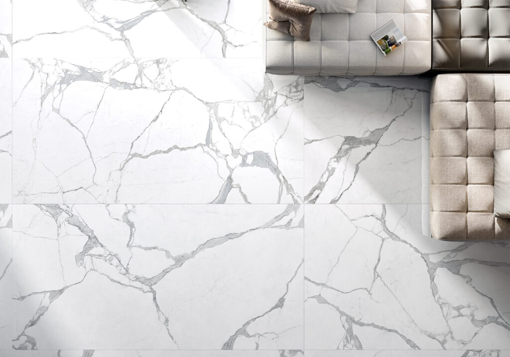 Vue de dessus d'un revêtement de sol en grès cérame effet marbre blanc