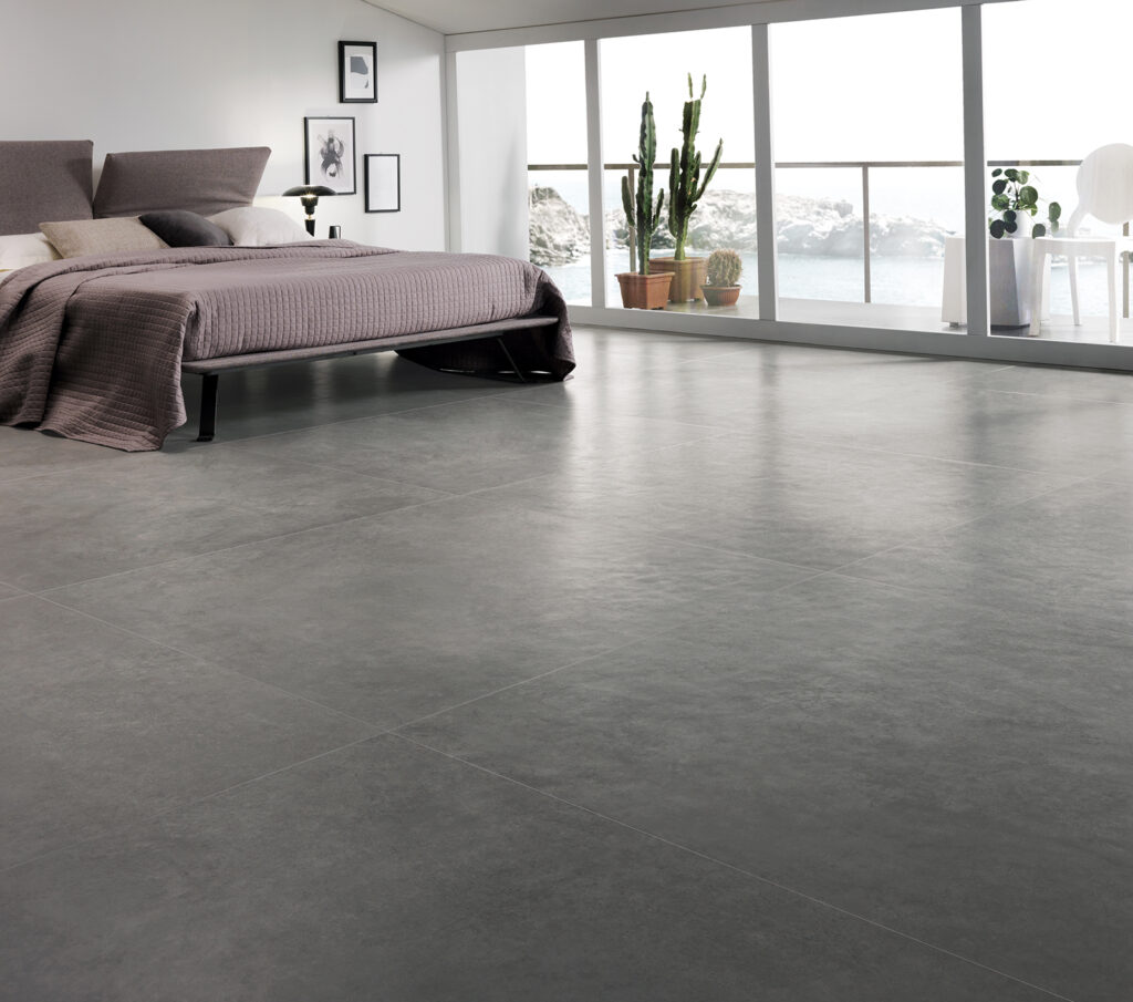 Offener In&Out-Bereich mit Feinsteinzeugboden in Betonoptik und Pool