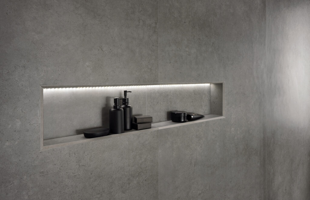 Detail einer Duschnische mit Feinsteinzeug in Betonoptik verkleidet