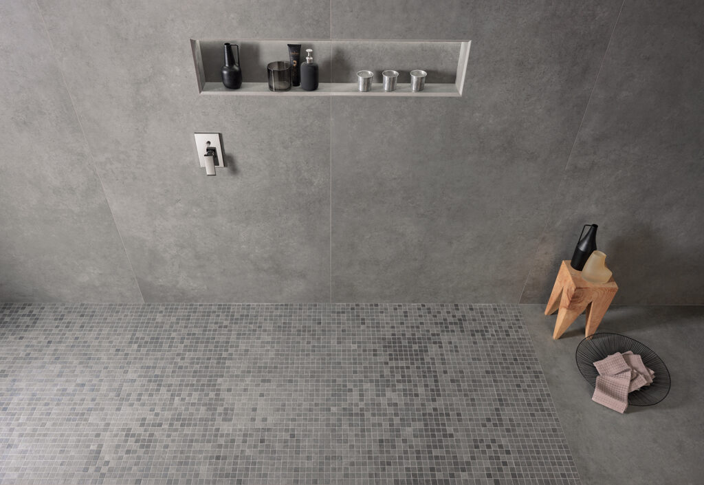 Detail der Duschwanne aus Feinsteinzeug in Betonoptik mit 3x3-Mosaik