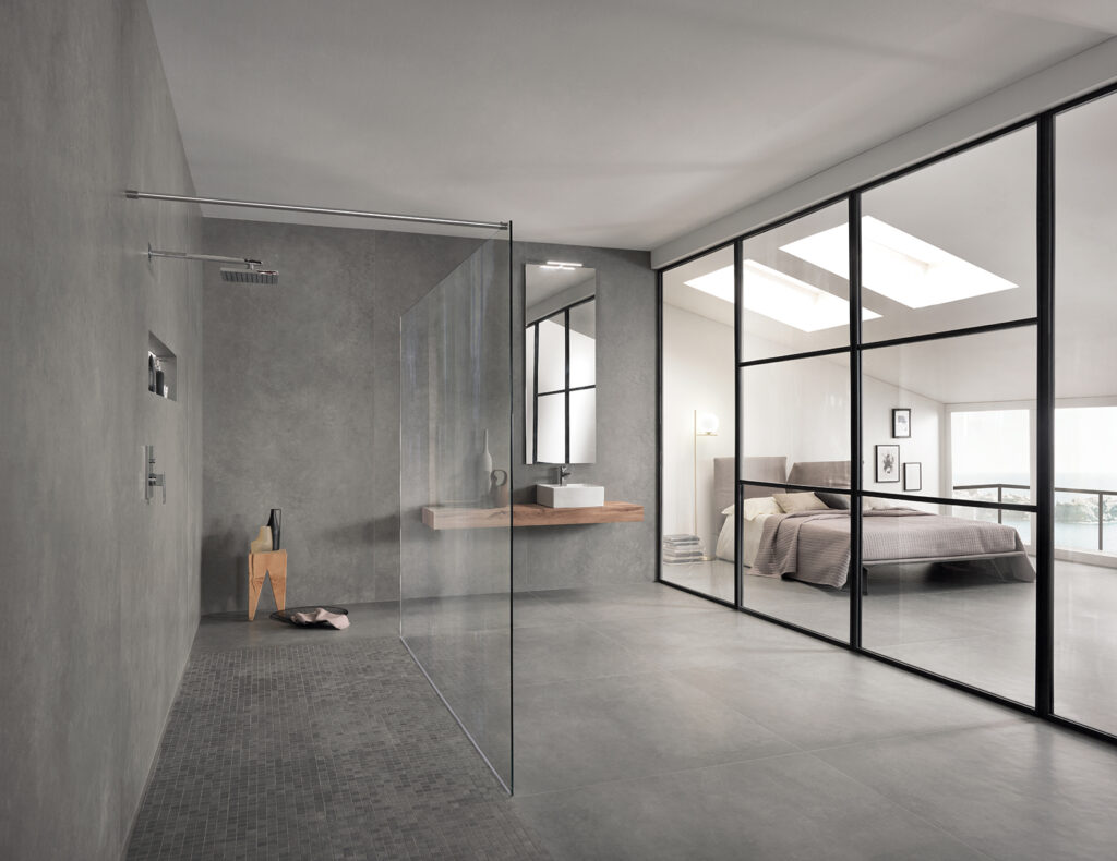 Hauptbadezimmer mit begehbarer Dusche, verkleidet mit dunkelgrauem Feinsteinzeug in Betonoptik