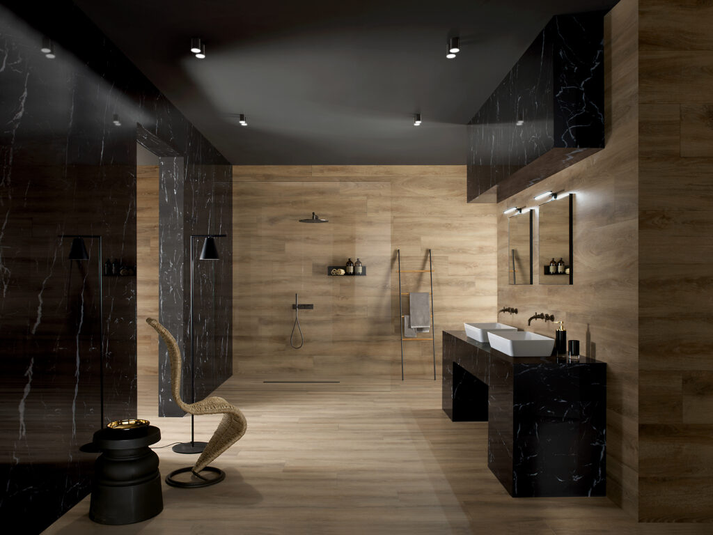 Badezimmer mit Möbeln, Boden- und Wandverkleidung aus Holzoptik-Feinsteinzeu