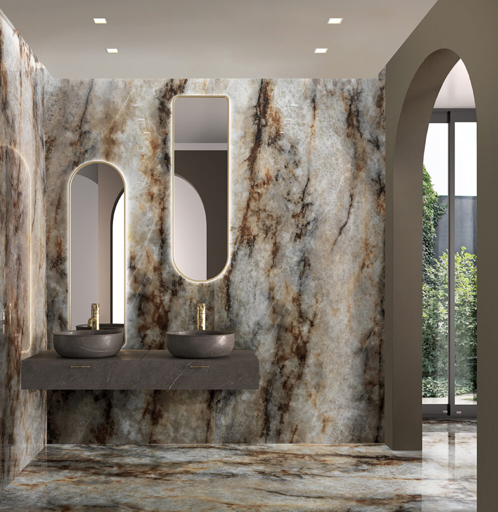 Badezimmer mit Doppelwaschtisch aus kaffeefarbenem Feinsteinzeug in Marmoroptik