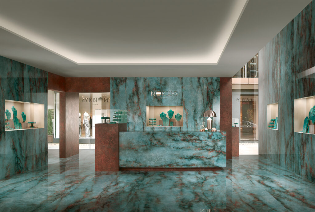 Juweliergeschäft mit Boden und Wänden aus Feinsteinzeug in türkisfarbener Marmoroptik