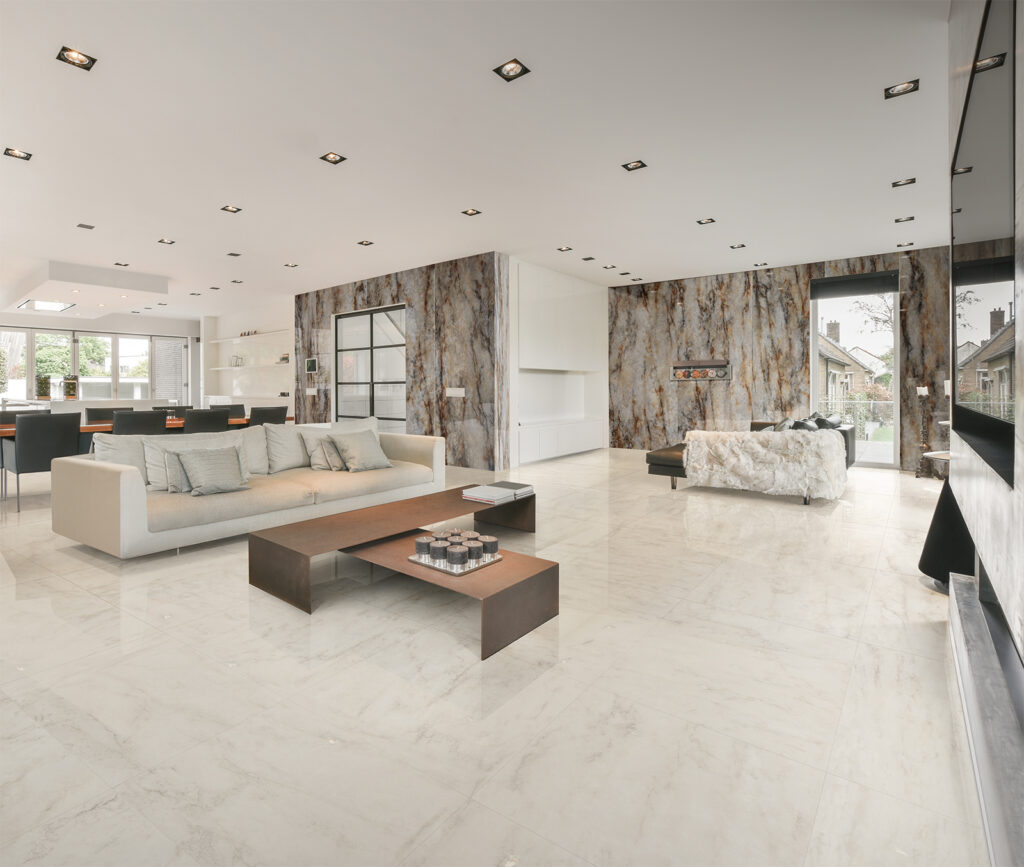Piastrelle per pavimenti e rivestimenti in gres porcellanato effetto marmo. Una ceramica formato grande lastra 120x270 per progetti indoor.