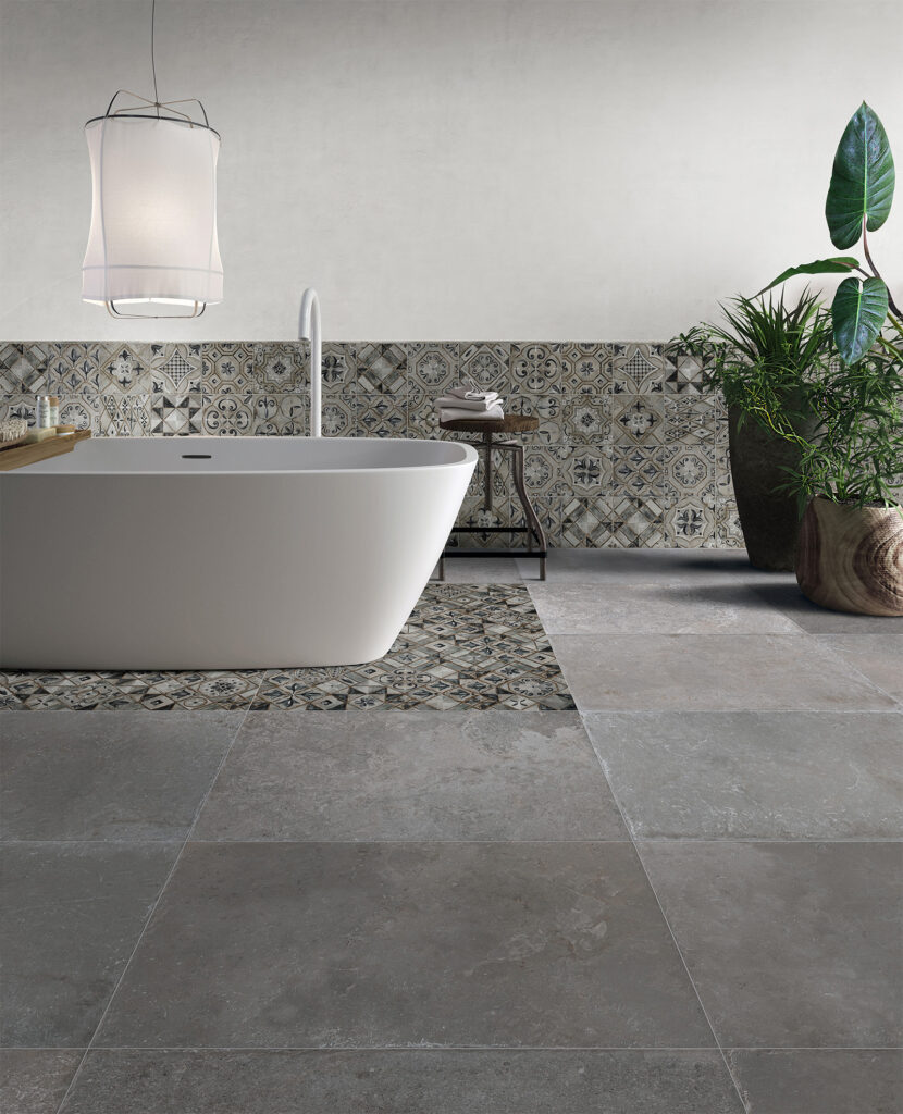 Badezimmer, verkleidet mit 20x20 cm großen Fliesen aus dekoriertem Feinsteinzeug und Feinsteinzeug in Steinoptik