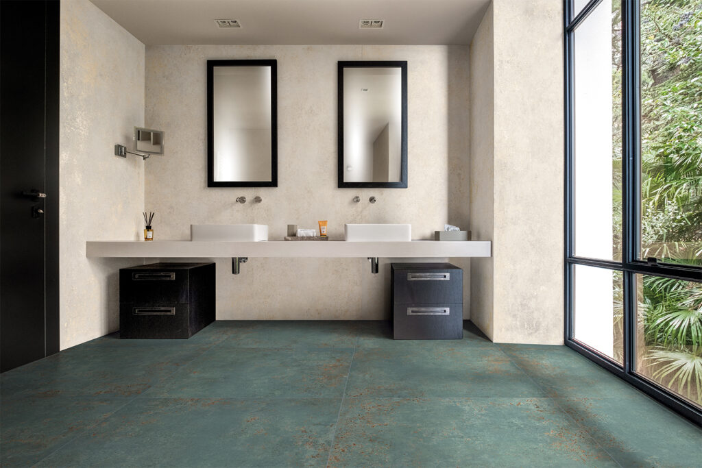 Badezimmer mit Doppelwaschbecken, verkleidet mit Feinsteinzeug in oxidierter Metalloptik.