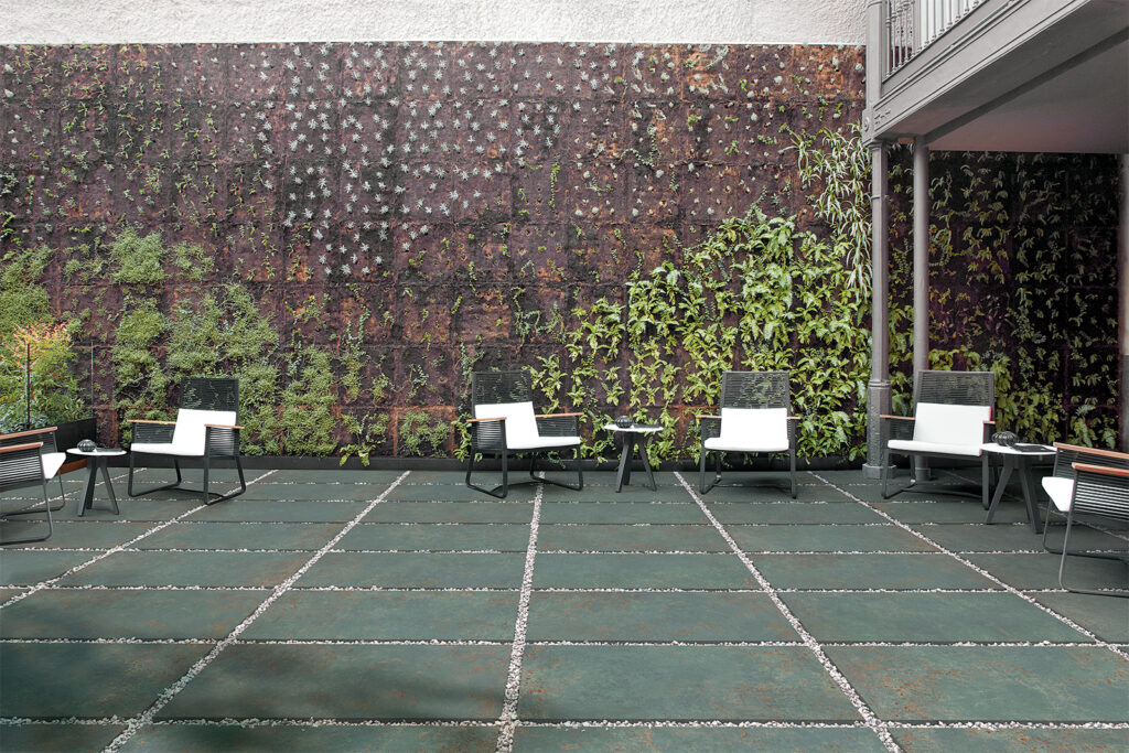 Außenbereich/Garten mit Feinsteinzeugfliesen in oxidierter Metalloptik.