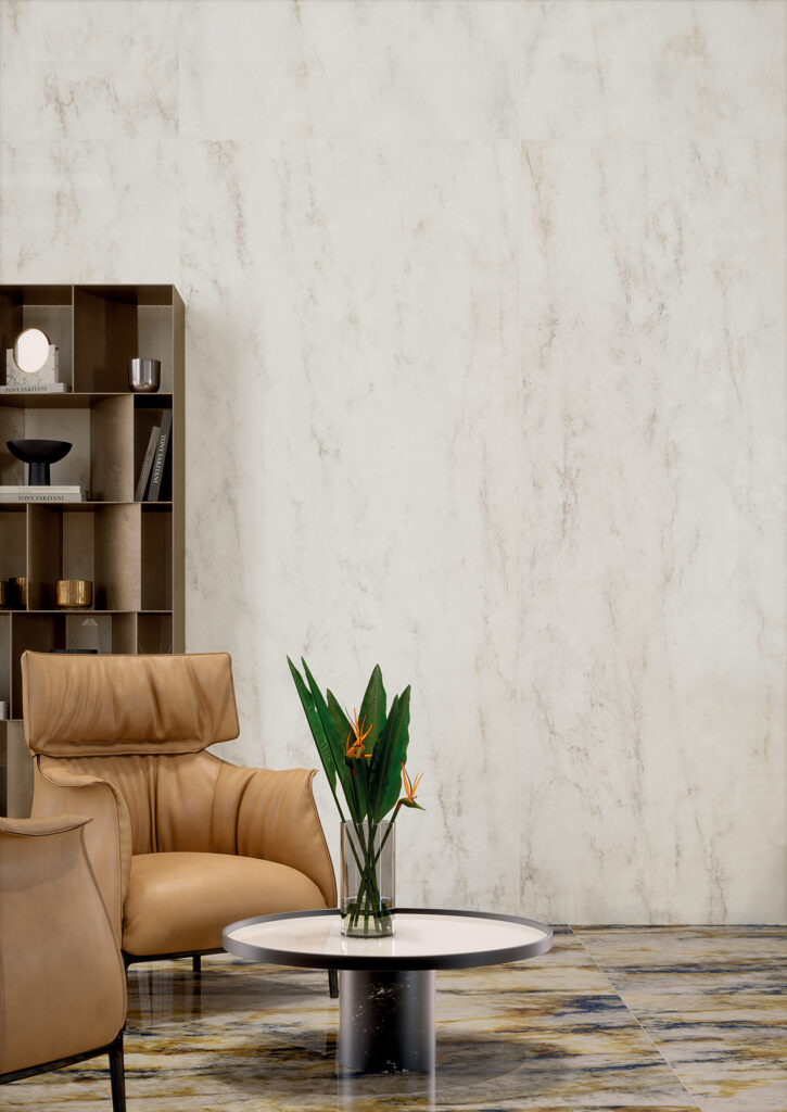 Wohnbereich mit Sessel und Beistelltisch mit Marmoroptik-Feinsteinzeug verkleidet