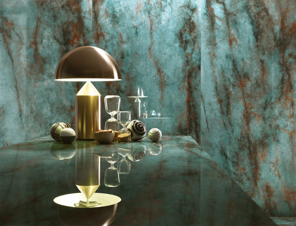 Detail der glänzenden Oberfläche einer Feinsteinzeugfliese in Marmoroptik