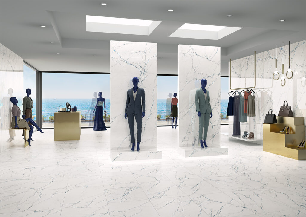 Bekleidungsgeschäft, verkleidet mit Feinsteinzeug in Marmoroptik mit blauen Adern