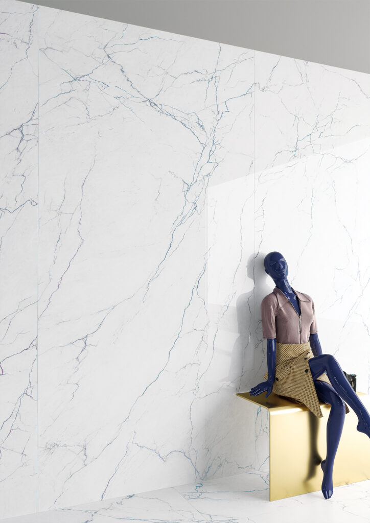 Mur avec un mannequin en grès cérame effet marbre blanc à veines bleues
