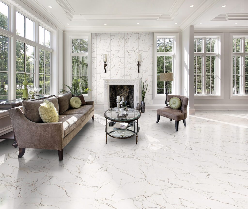 Wohnzimmer mit Sofa und Couchtisch, verkleidet mit Feinsteinzeug in Marmoroptik