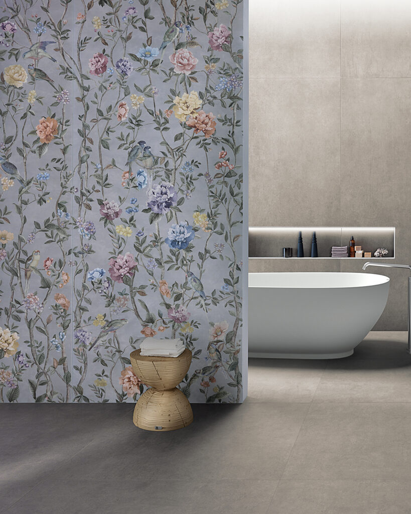Salle de bains avec mur revêtu de grès cérame décoré de fleurs et d’oiseaux