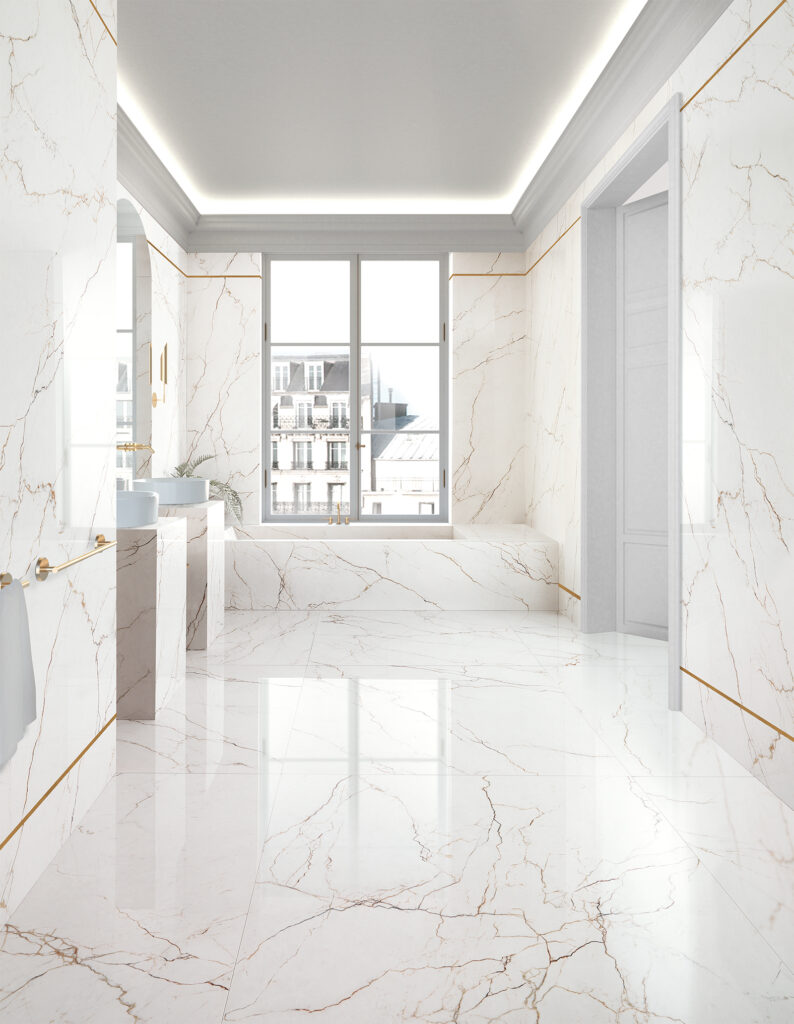 Salle de bain entièrement revêtue de grès cérame effet marbre avec veines caramel