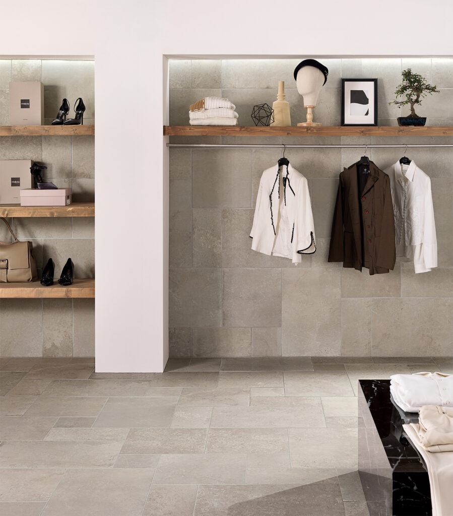 Mur de magasin de vêtements avec pose modulaire de carreaux en grès cérame.