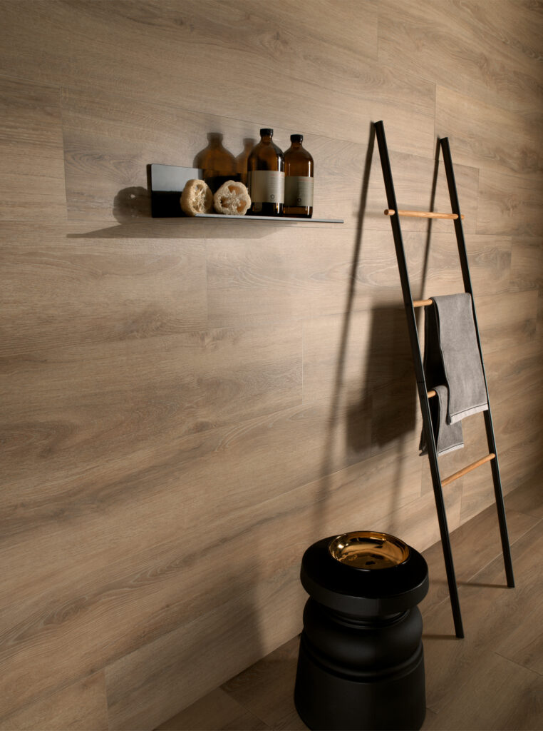 dettaglio bagno rivestito in gres effetto legno marrone con oggetti d'arredo