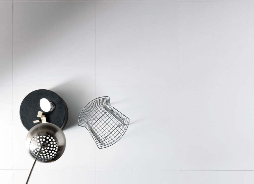 Carrelage de sol en grès cérame émaillé blanc mat, grand format 120x120 cm.