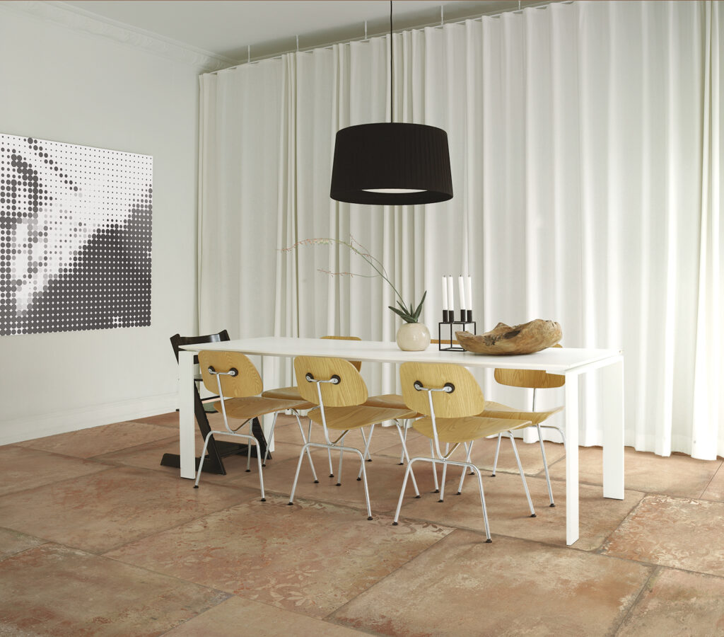 sala da pranzo con tavolo, pavimento in gres effetto cotto naturale