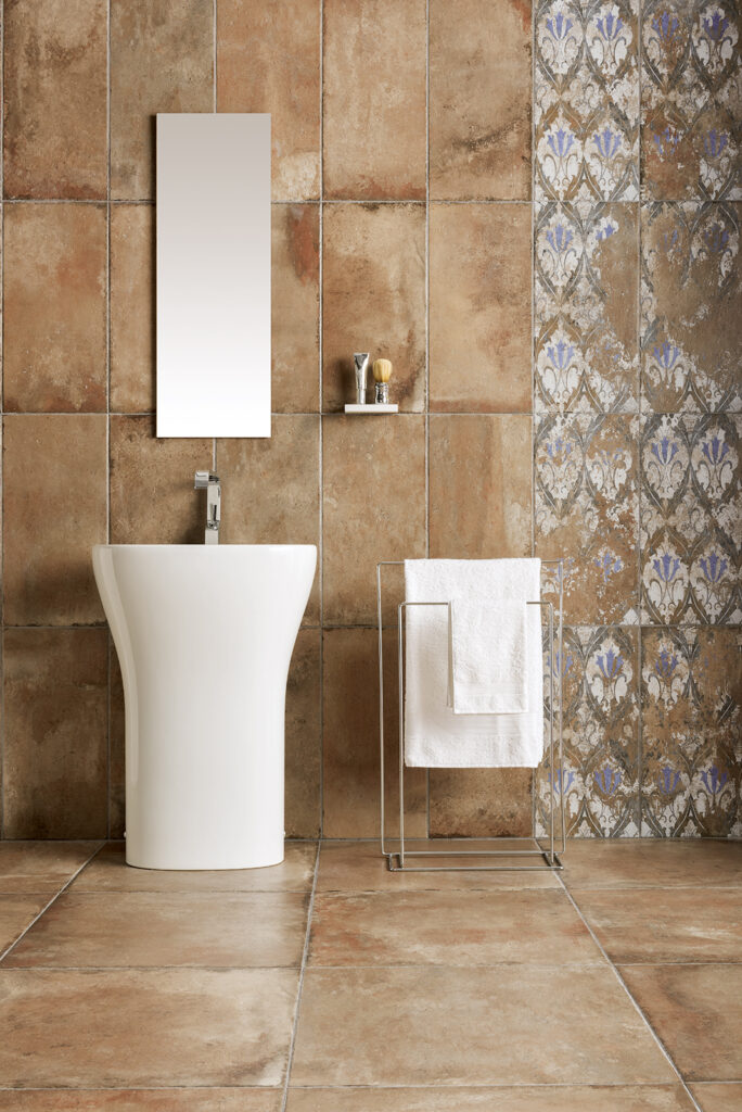 bagno in gres effetto cotto natural e decoro, lavabo e specchio