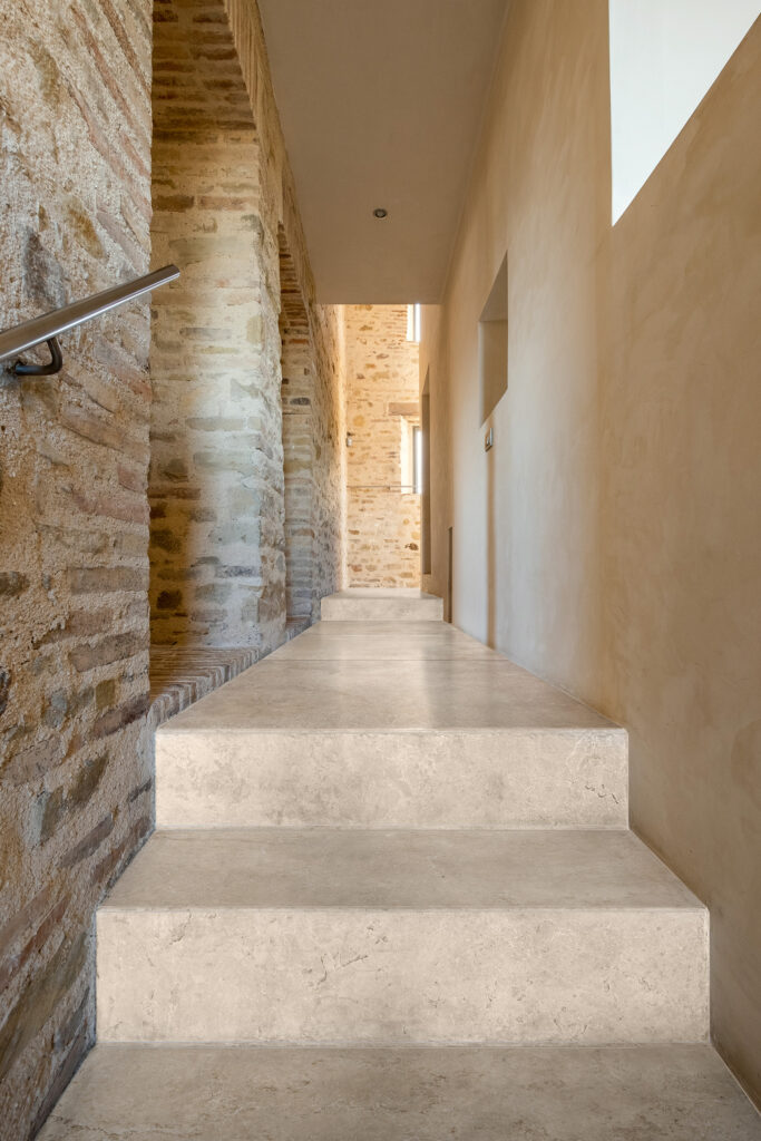Escalier intérieur en grès cérame effet pierre beige