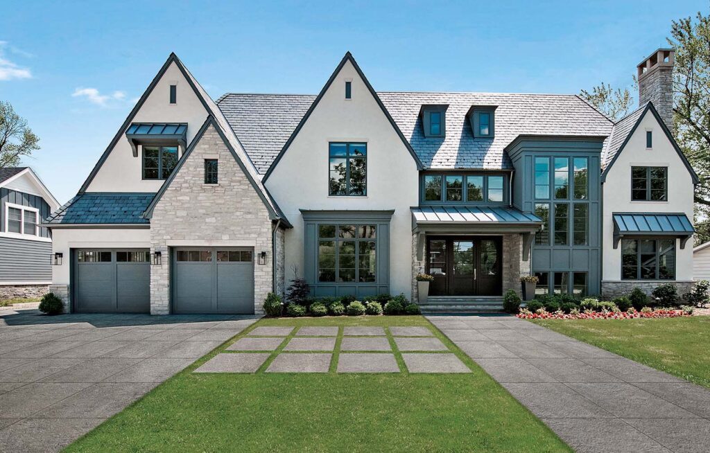 giardino esterno di una villa con piastrelle in gres posate su erba