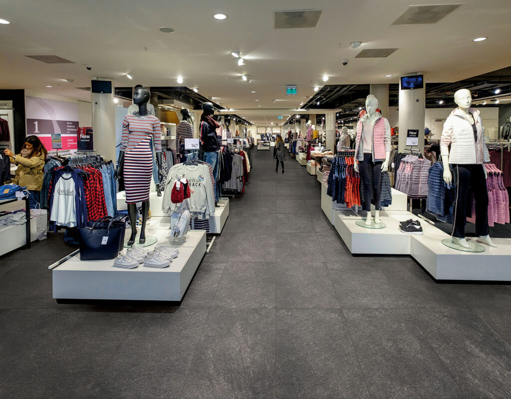 negozio di abbigliamento con pavimento in gres effetto pietra scuro