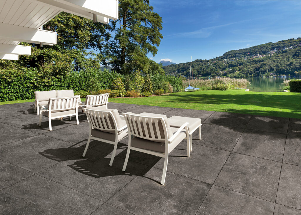 Jardin extérieur avec assises, sol en grès cérame effet pierre