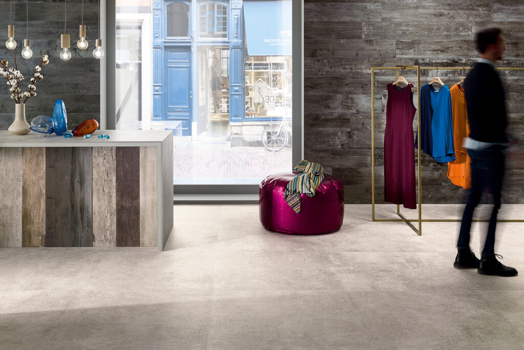 negozio di abbigliamento con pavimento in gres effetto pietra