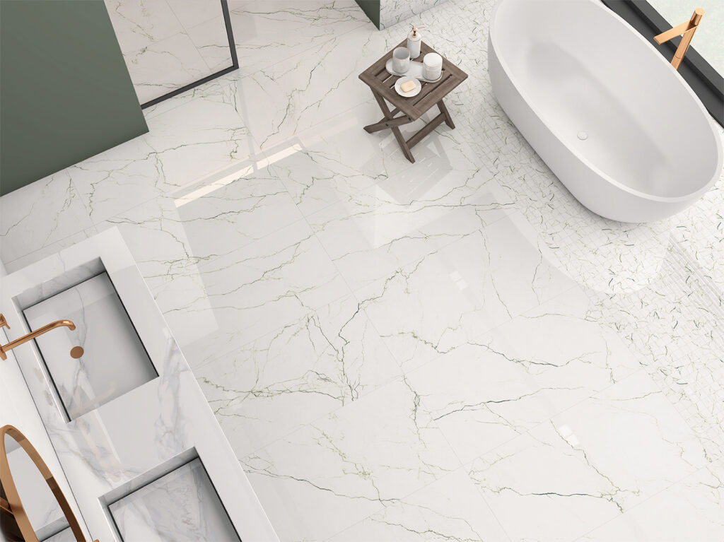 Détail de sol de salle de bain en grès cérame effet marbre avec veines vertes