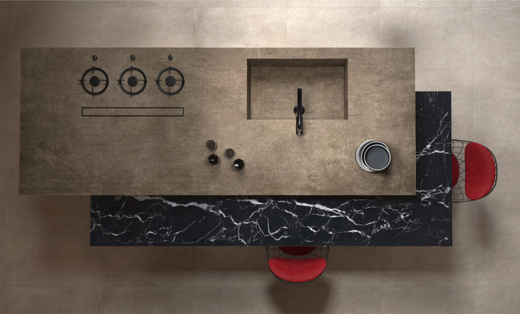 Îlot de cuisine à deux niveaux revêtu de grès cérame effet béton anthracite et effet marbre noir