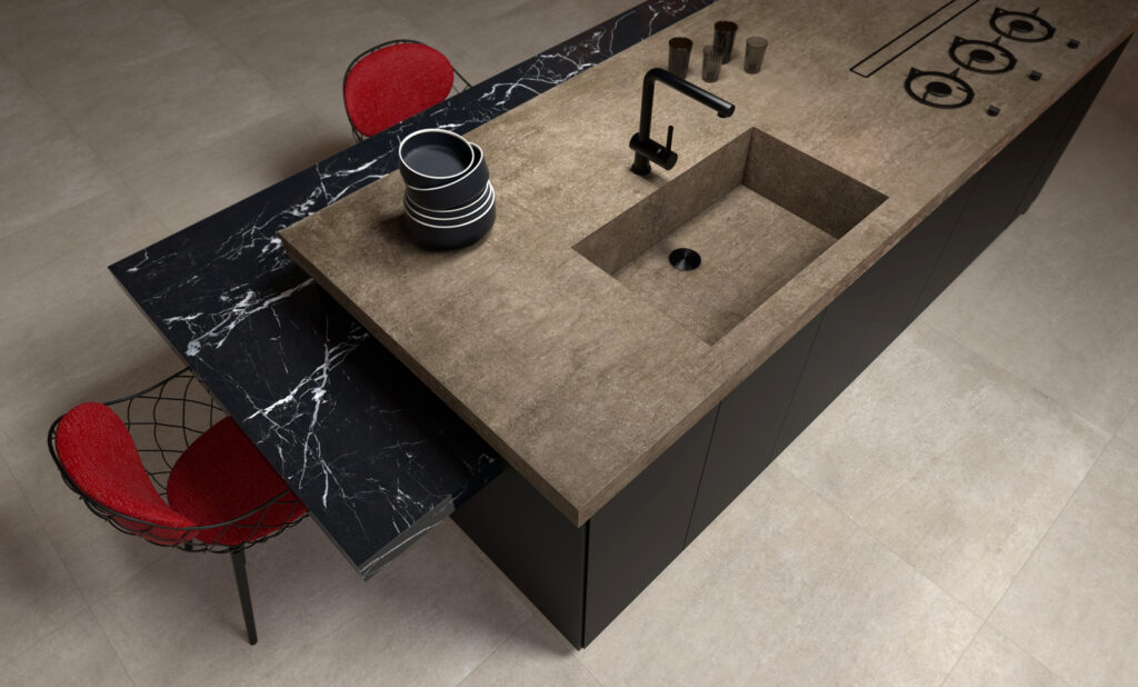 Îlot de cuisine à deux niveaux revêtu en grès cérame effet ciment anthracite et effet marbre noir