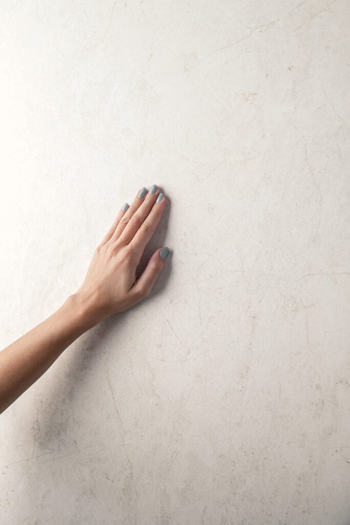 Una collezione effetto pietra, dove l’estetica della tipica pietra dell’Umbria rivive con una naturalezza sorprendente grazie all’innovativa tecnologia “Realistic 3D vein effect”