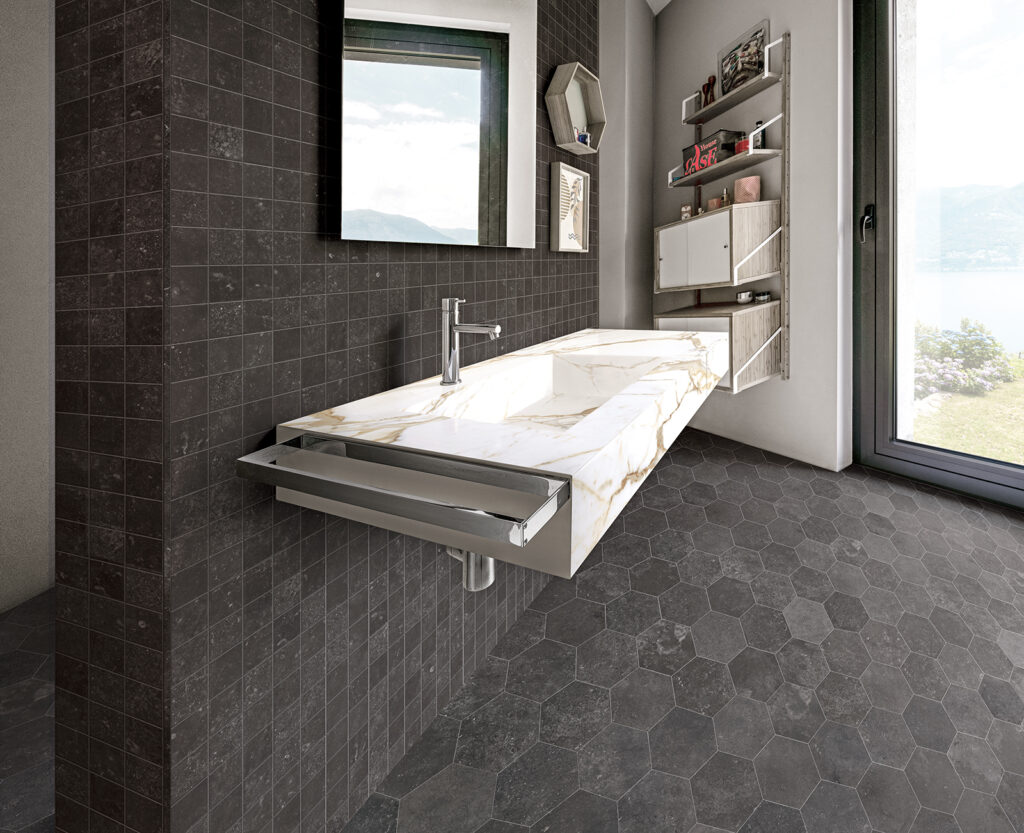 Détail de mur avec mosaïque en grès effet pierre 5x5 cm et lavabo en grès effet marbre