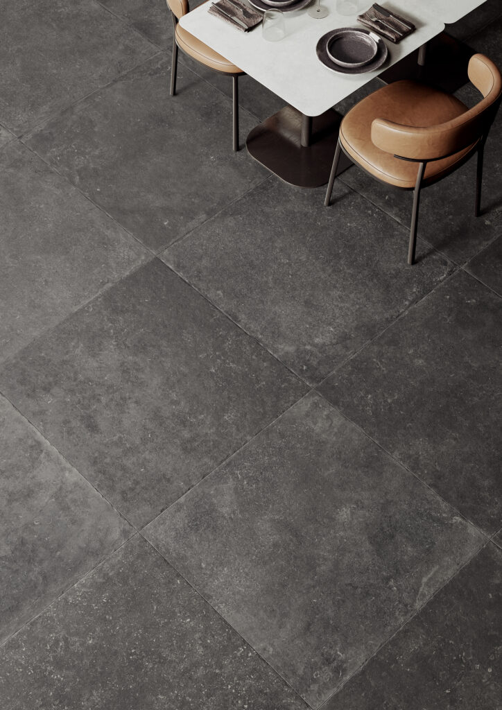 Détail de la structure du carreau en grès cérame effet pierre noir/gris