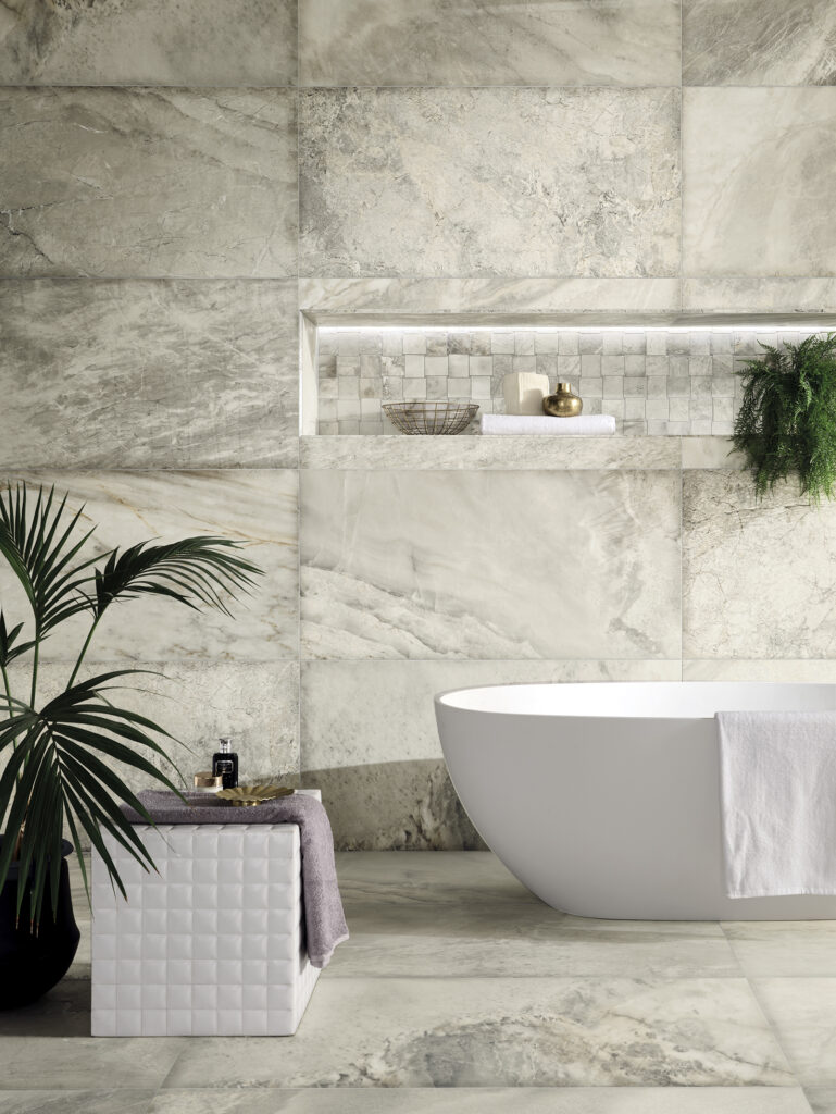 Piastrella in gres porcellanato effetto marmo bianca con venature grigie, formato quadrato