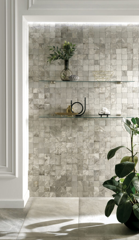 Piastrella bagno in gres porcellanato effetto marmo grigio con venature grigie scuro, formato quadrato, con  mosaico opus