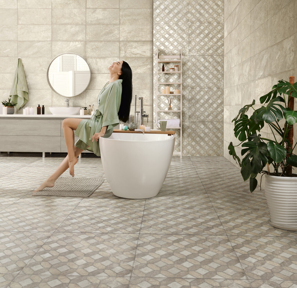 Piastrelle in gres porcellanato per pavimenti e rivestimenti con fondo beige per un effetto pietra marmorizzato e decoro 60x60 cm con disegni geometrici