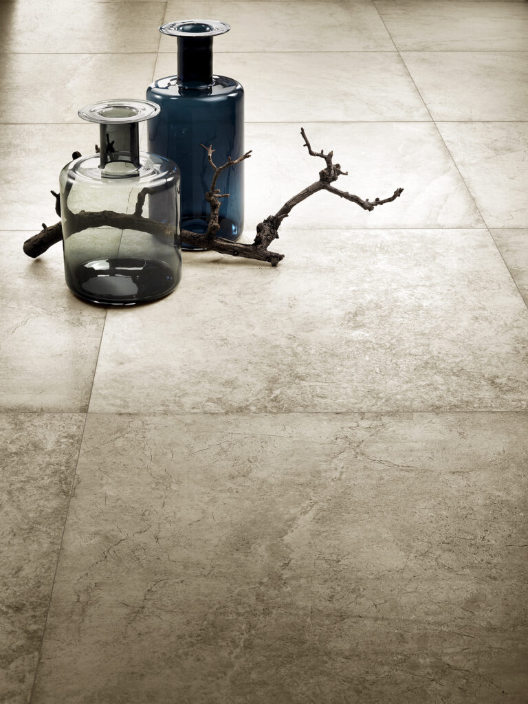 Piastrelle in gres porcellanato per pavimenti e rivestimenti con fondo beige per un effetto pietra marmorizzato