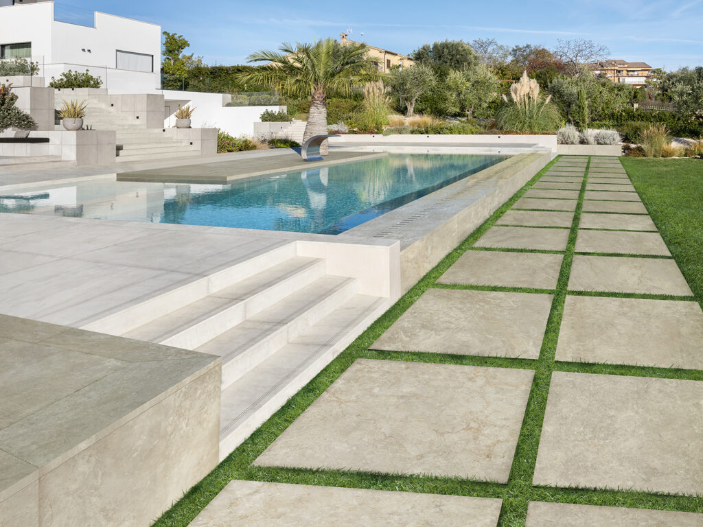 Piastrelle in gres porcellanato per pavimenti e rivestimenti dal fondo che unisce un mix di colori dal giallo al tortora